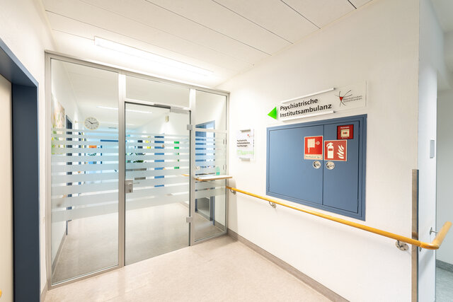 Gläserne Eingangstür zu den Räumlichkeiten der Psychiatrischen Institutsambulanz Feuchtwangen