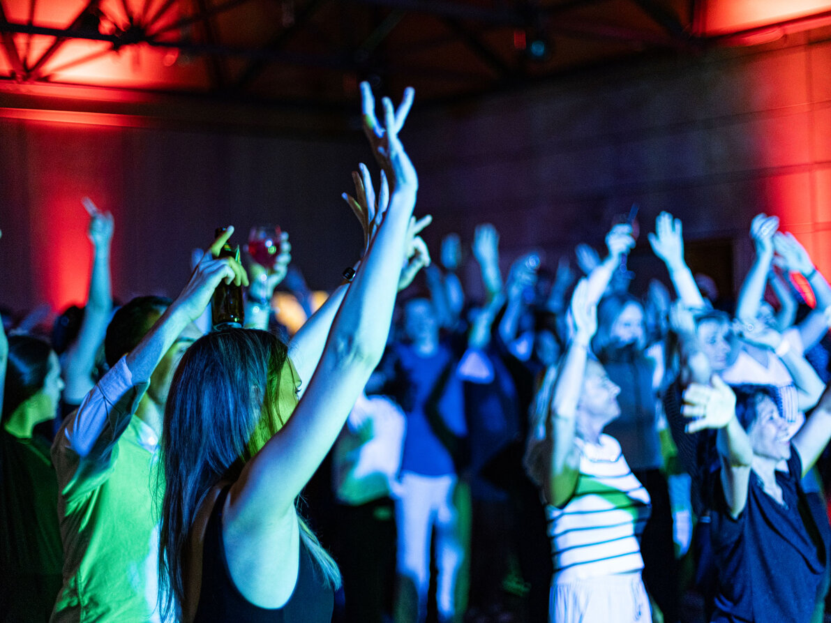 Mitarbeitende tanzen auf dem Mitarbeiterfest