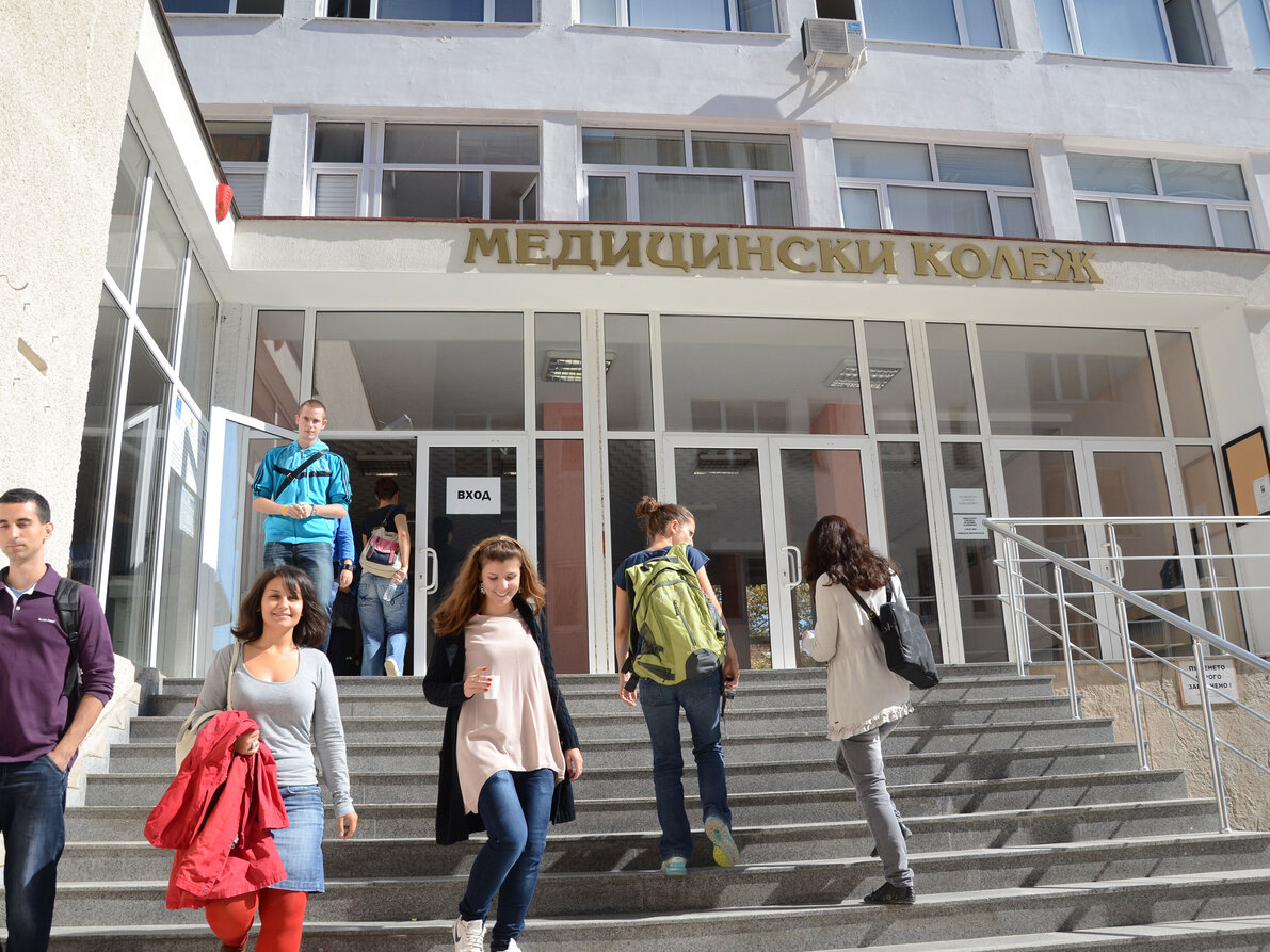 Studierende verlassen das Gebäude der Universität Varna