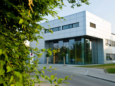 Außenansicht der Psychiatrischen Institutsambulanz und Tagesklinik in Weißenburg, moderner zweistöckiger Bau mit Glasfassade im Eingangsbereich