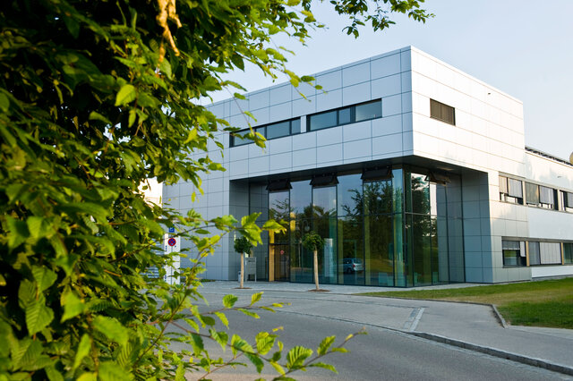 Außenansicht der Psychiatrischen Institutsambulanz und Tagesklinik in Weißenburg, moderner zweistöckiger Bau mit Glasfassade im Eingangsbereich