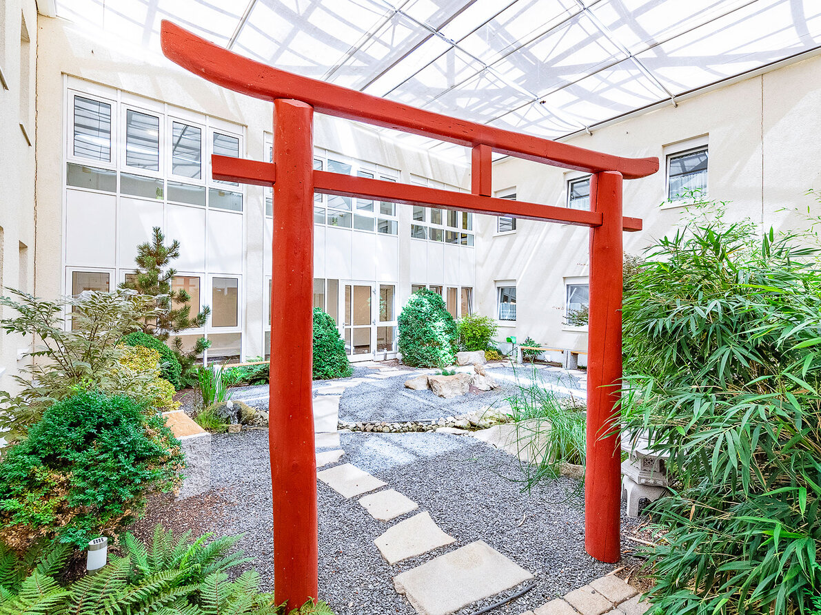 Außenansicht Frankenalb-Klinik Engelthal mit Zengarten im Innenhof