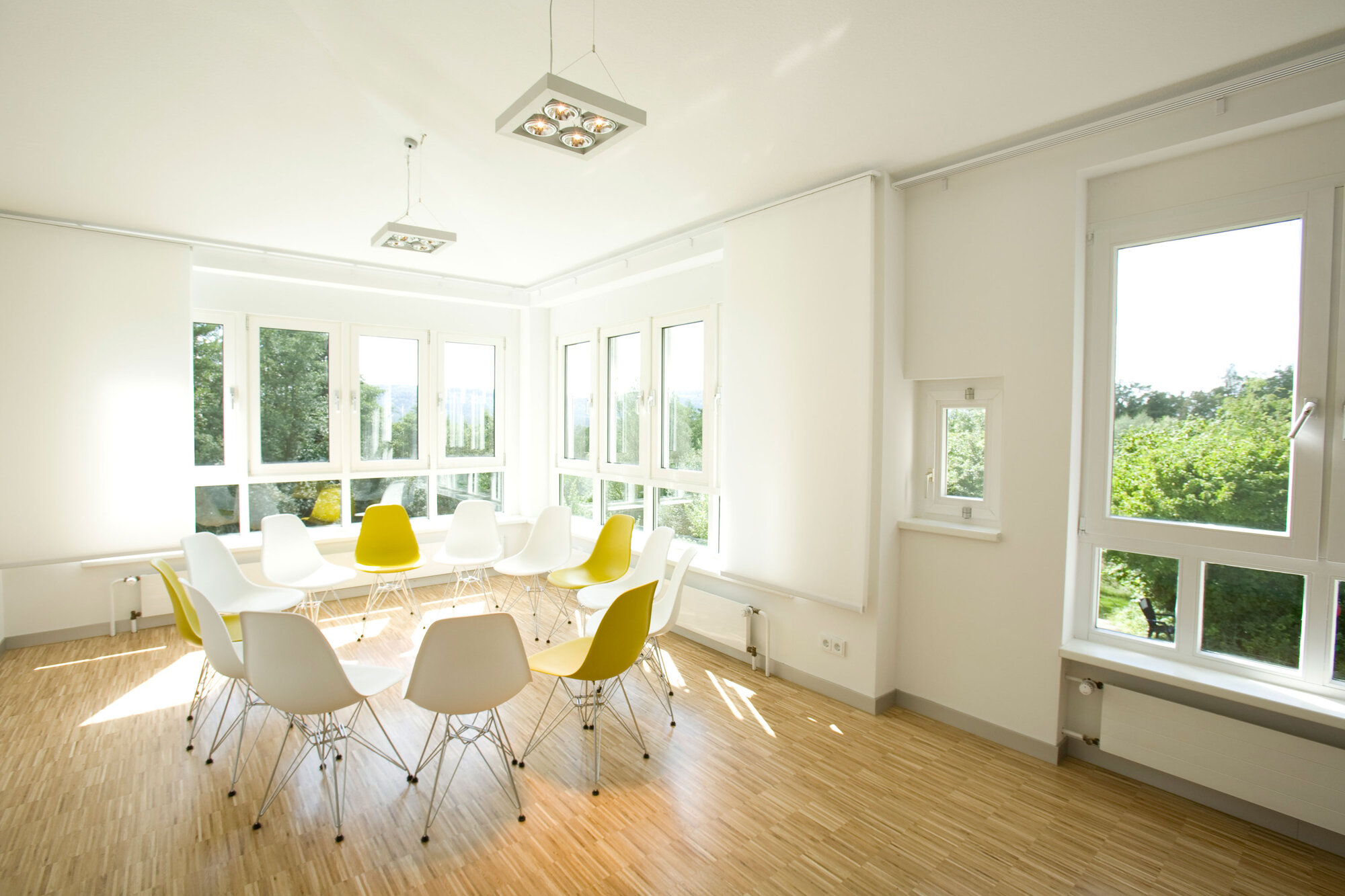 Heller und freundlicher Therapieraum auf der Privatstation der Frankenalb-Klinik Engelthal