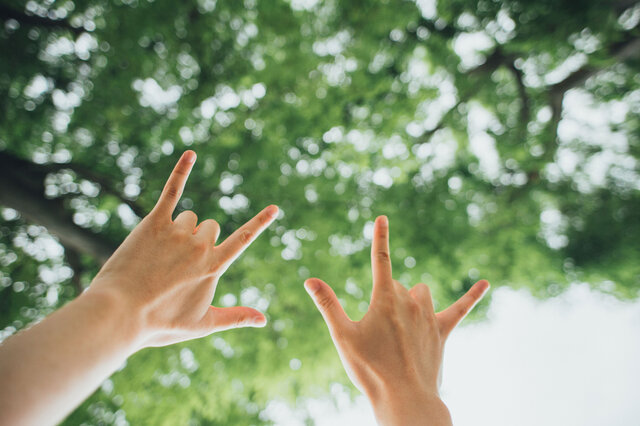 Gebärde Solidarität mit der Gehörlosengemeinschaft