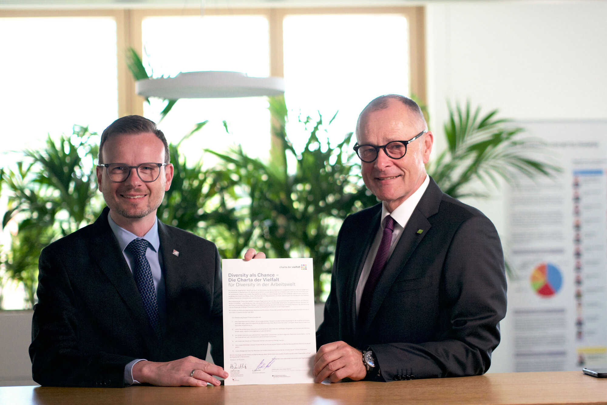 Peter Daniel Forster, Bezirkstagspräsident und Vorsitzender des Verwaltungsrats und Dr. Matthias Keilen, Vorstand Medizin unterzeichnen die Charta der Vielfalt