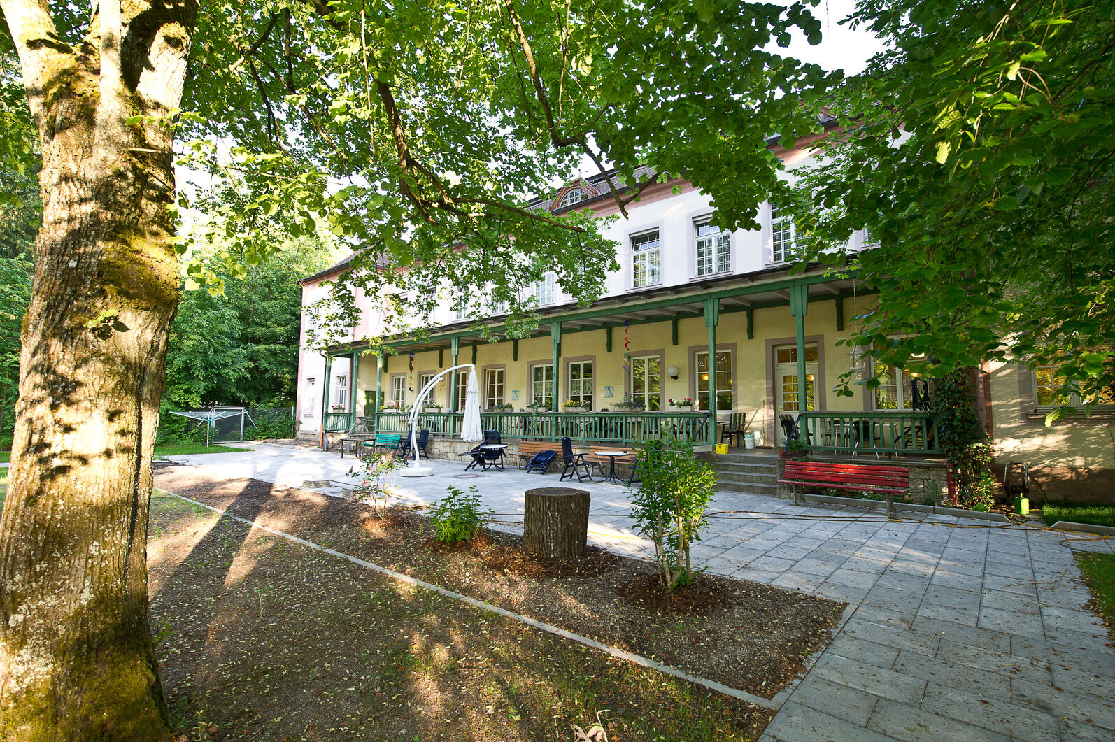 Außenansicht Soziotherapeutisches Wohnheim Ansbach, zweistöckiges Gebäude im Grünen gelegen