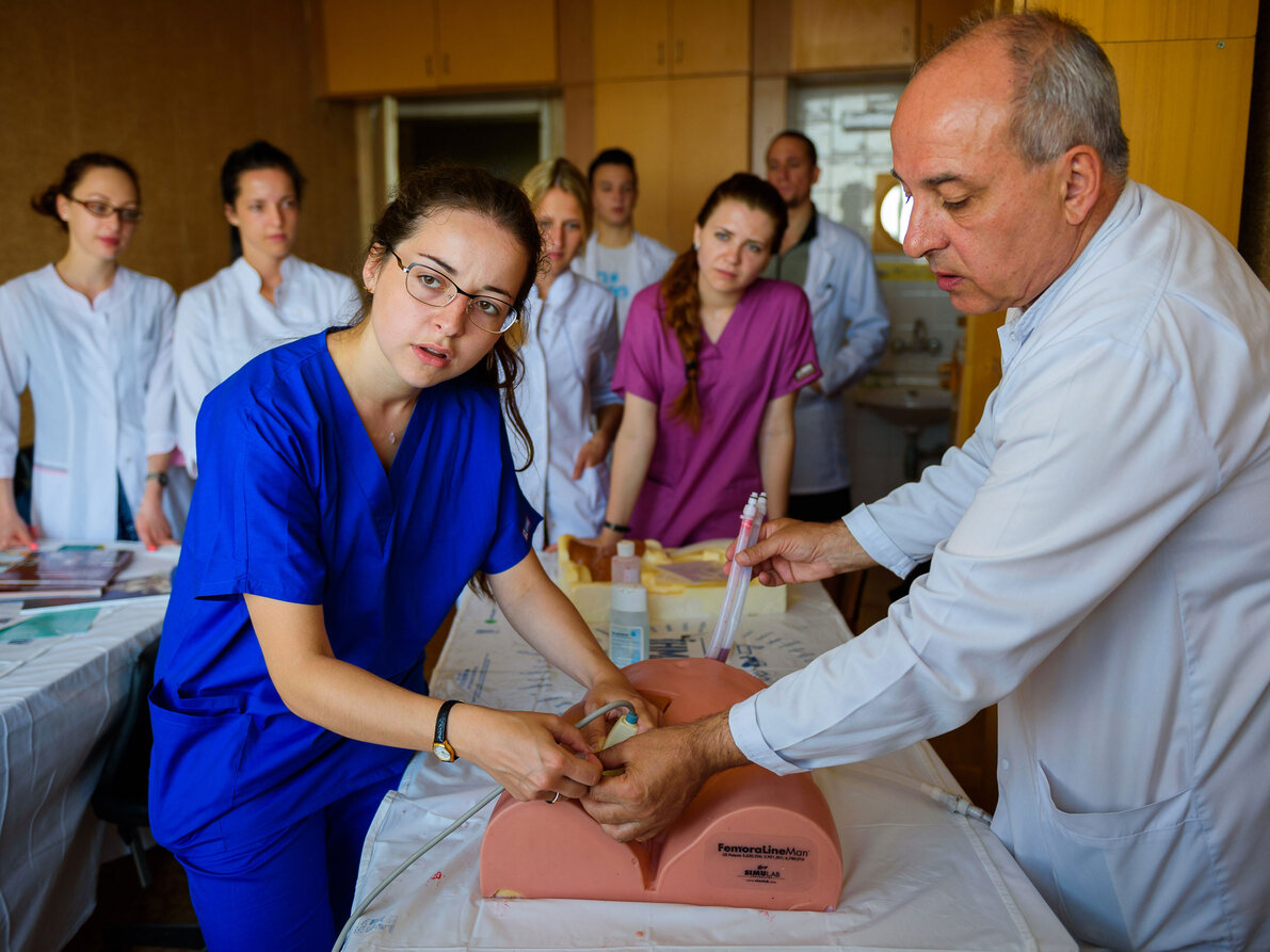Studentinnen und Studenten im praktischen Unterricht