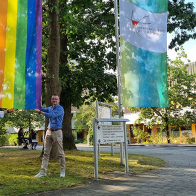 Dr. Matthias Keilen, Vorstand Medizin und Peter Daniel Forster, Bezirkstagspräsident und Vorsitzender des Verwaltungsrats, hissen die Regenbogenflagge am Klinikum am Europakanal