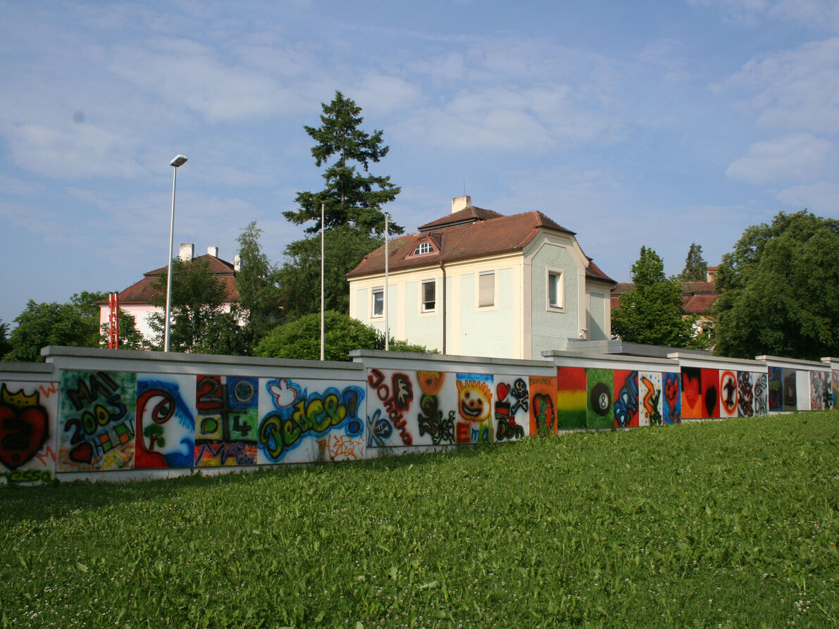 Außenansicht der alten Kinder- und Jugendpsychiatrie Ansbach