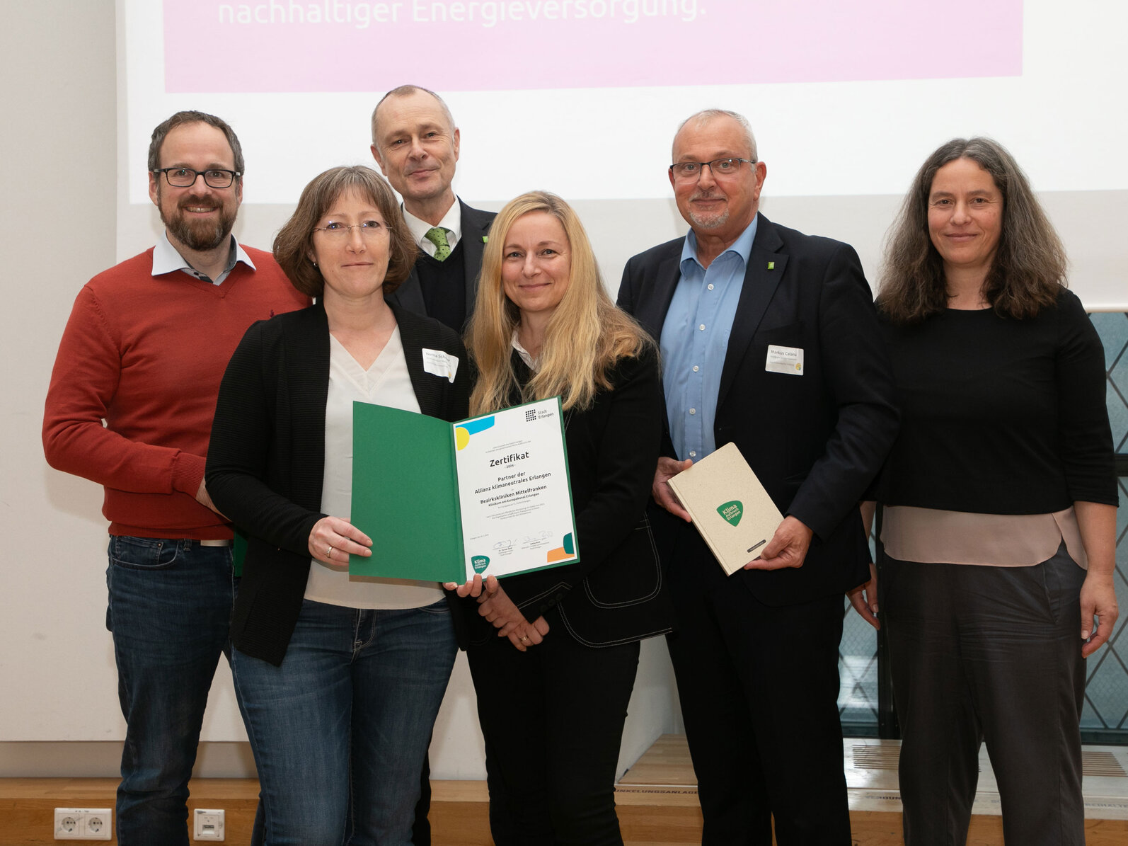 Urkundenübergabe Klima Aufbruch Erlangen an das Team des Klinikums am Europakanal