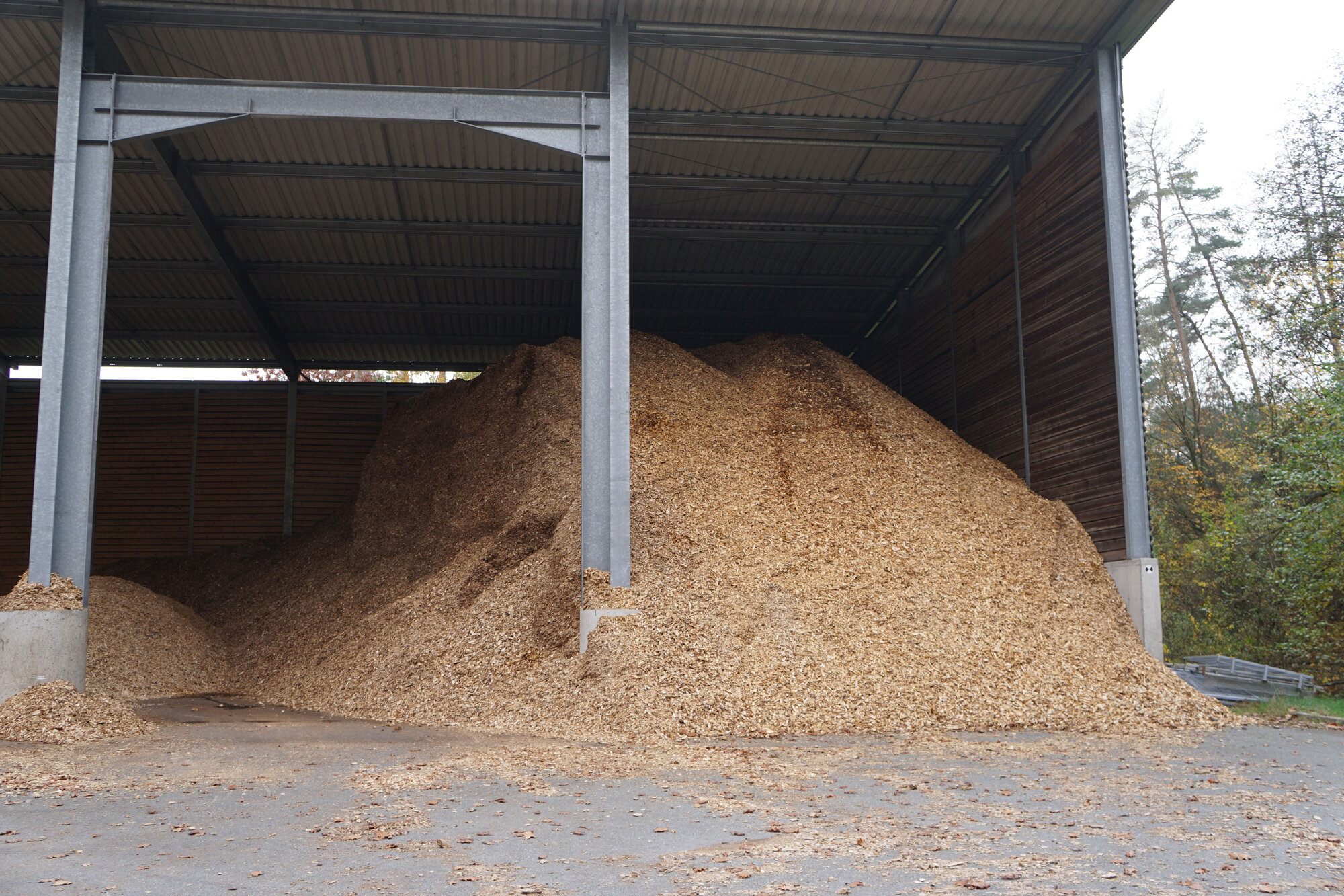 Hackschnitzel in einer Lagerhalle