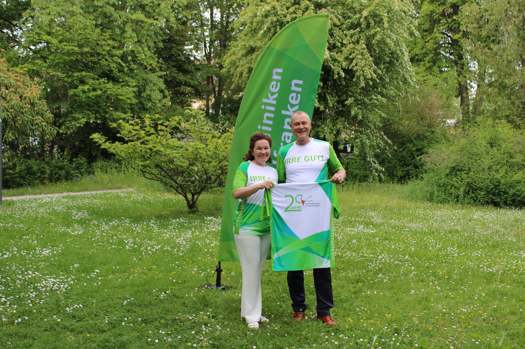 Kaufmännische Vorständin Stinne Fronius und Vorstand Medizin Dr. Matthias Keilen im Jubiläumstrikot der Bezirkskliniken Mittelfranken