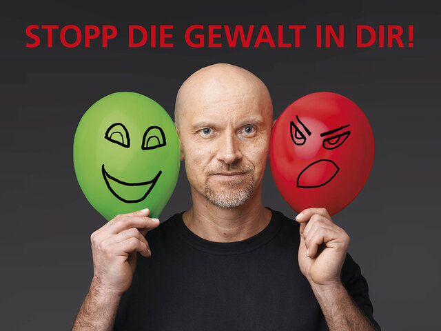 Plakat der Kampagne, Mann hält einen grünen Luftballon mit lachendem Gesicht und einen roten Luftballon mit aggressivem Gesicht neben seinem Kopf, ergänzt durch den Slogan "Stopp die Gewalt in dir!"