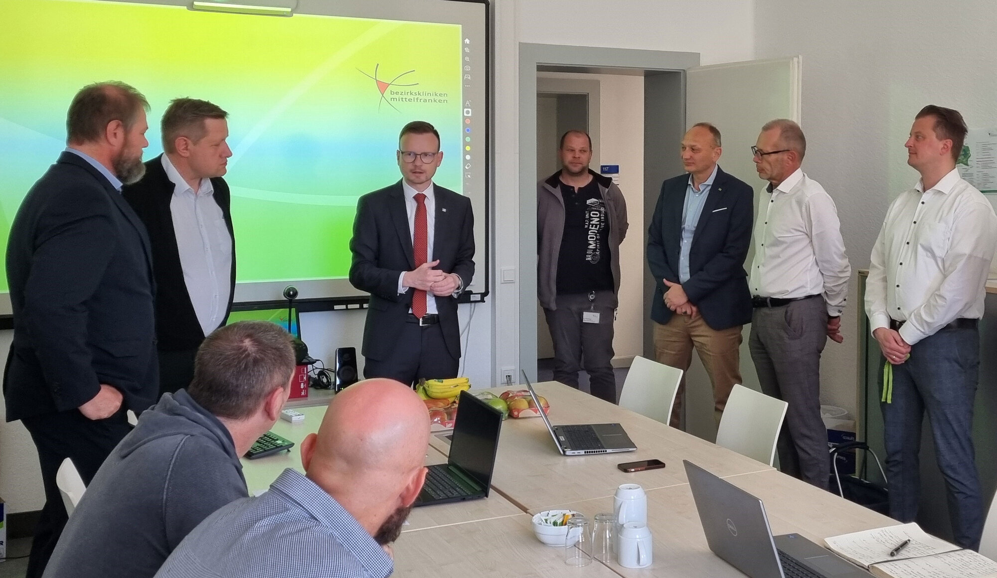 Peter Daniel Forster, Bezirkstagspräsident und Vorsitzender des Verwaltungsrats im Gespräch mit dem Team der IT-Abteilung 