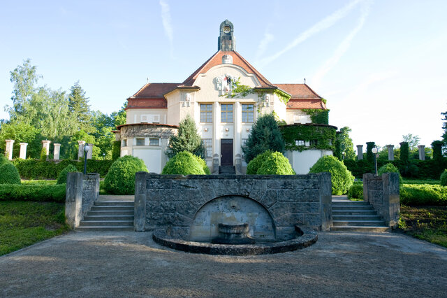 Außenansicht Festsaal, ein Gebäude im Jugendstil, mit Treppenanlage und kleinem Park auf dem Gelände des Bezirksklinikums Ansbach