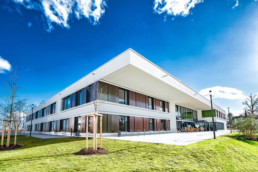 Außenansicht Gebäude und Garten der Klinik für Psychiatrie und Psychotherapie in Fürth, modernes, zweistöckiges Gebäude