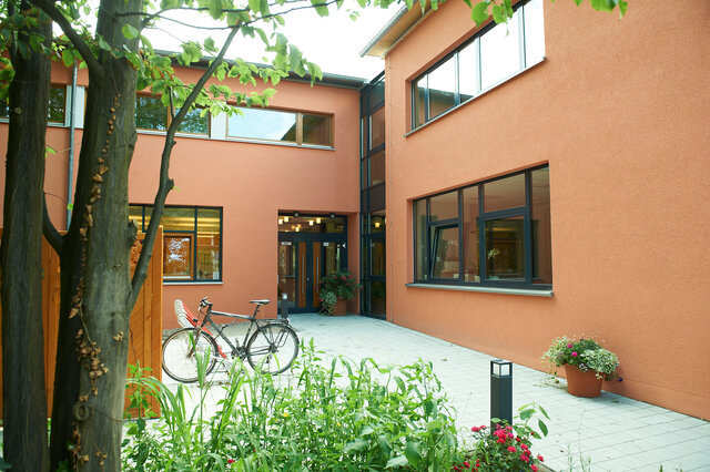 Außenansicht auf die Psychiatrische Tagesklinik in Fürth, rotes Backsteingebäude