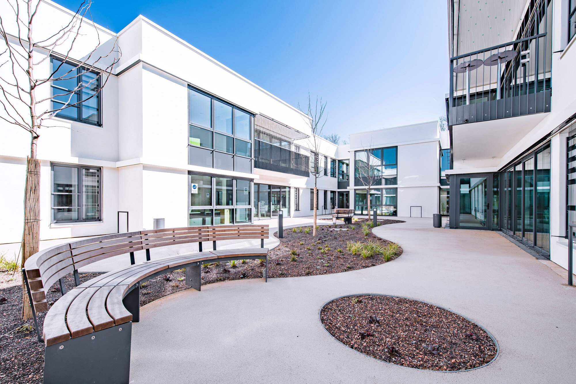 Innenhof mit Grünanlage und Sitzgelegenheiten in der Klinik für Psychiatrie und Psychotherapie Fürth