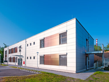 Außenansicht auf die Psychiatrische Institutsambulanz in Roth, moderner Neubau im Sonnenschein