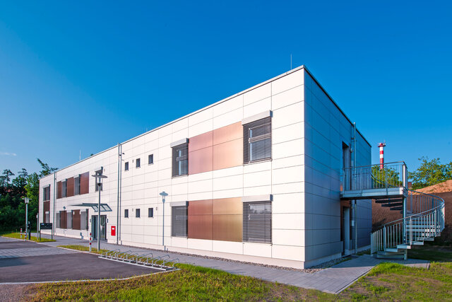 Außenansicht auf die Psychiatrische Institutsambulanz in Roth, moderner Neubau im Sonnenschein