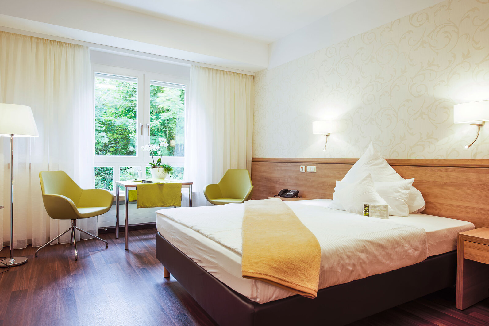 Geschmackvoll eingerichtetes Patientenzimmer auf der Privatstation der Frankenalb-Klinik Engelthal