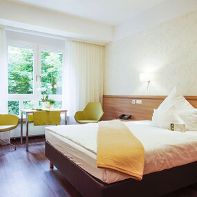 Geschmackvoll eingerichtetes Patientenzimmer auf der Privatstation der Frankenalb-Klinik Engelthal