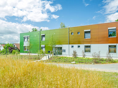 Außenansicht auf die Psychiatrische Tagesklinik für Erwachsene in Neustadt an der Aisch, moderner Neubau mit farbiger Fassade