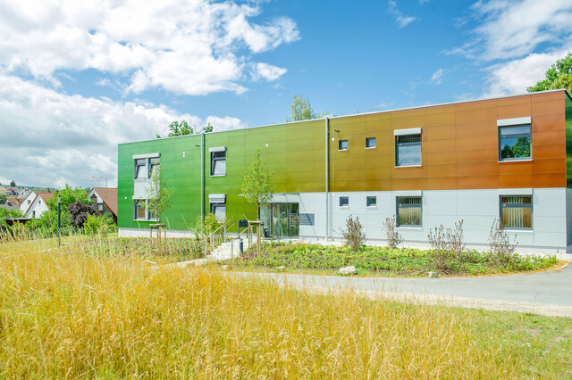Außenansicht auf die Psychiatrische Tagesklinik für Erwachsene in Neustadt an der Aisch, moderner Neubau mit farbiger Fassade