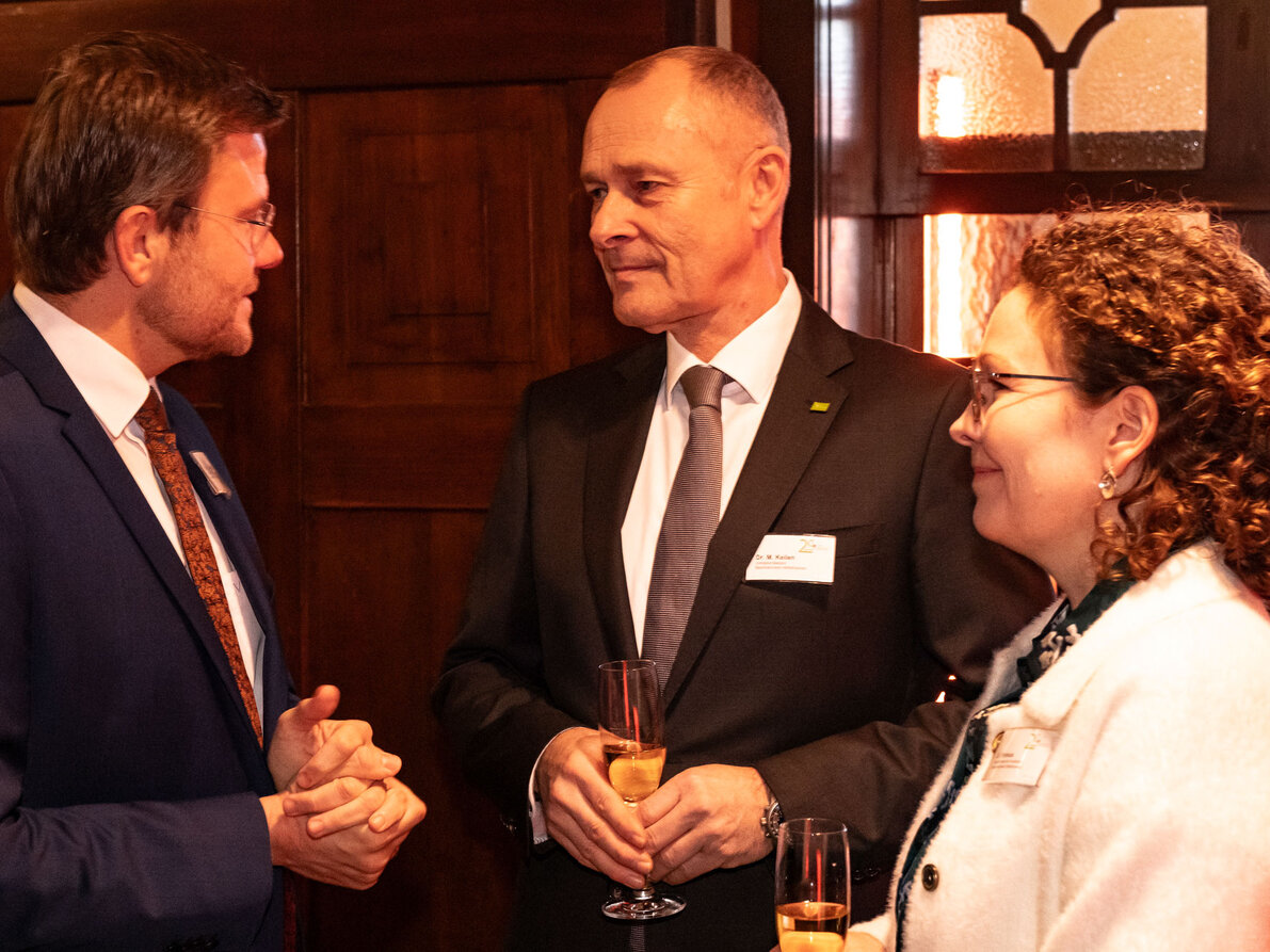 Kaufmännische Vorständin Stinne Fronius und Dr. Matthias Keilen, Vorstand Medizin im Austausch mit Gästen der Neujahrslounge