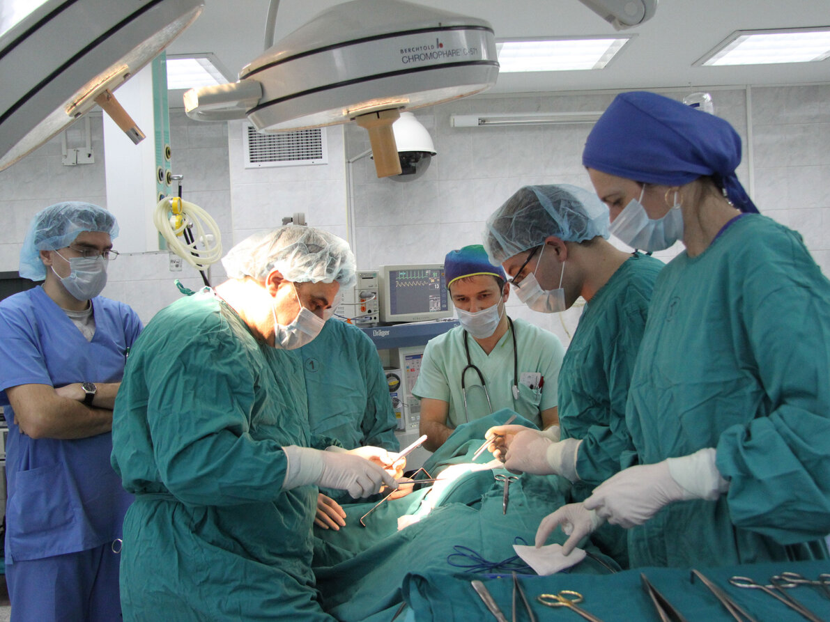 Studentinnen und Studenten im Operationssaal