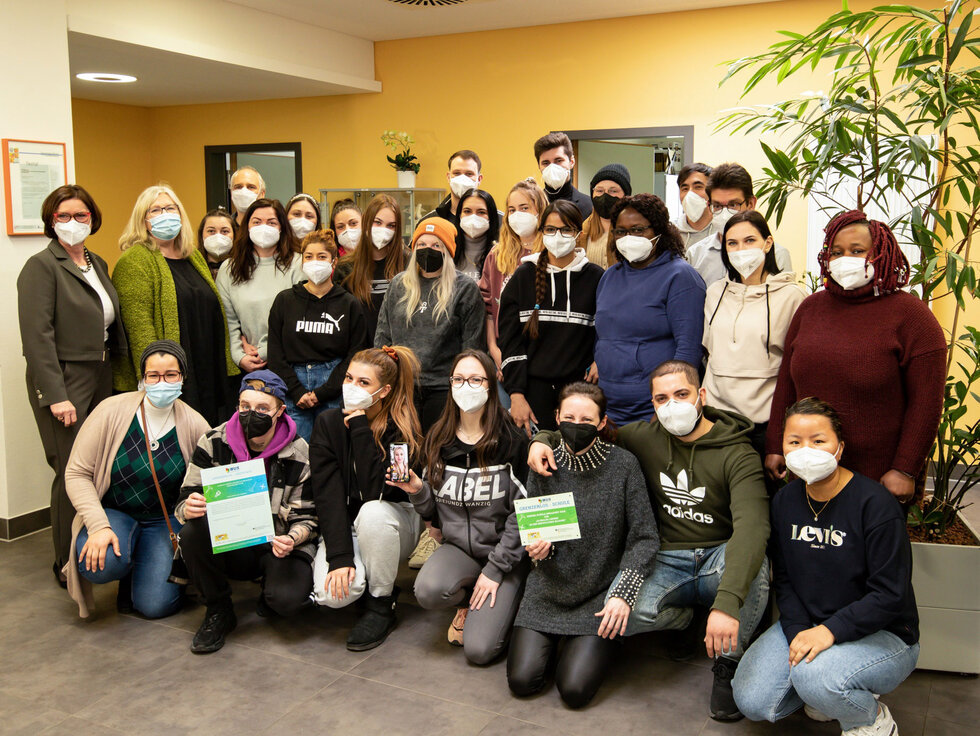 Gruppenbild Schülerinnen und Schüler sowie Pädagoginnen und Pädagogen der Krankenpflegeschule